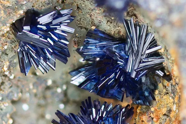 Vivianite (Fe₃(PO₄)₂·8H₂O) : minéral de la famille « phosphates, arséniates et vanadates », système monoclinique, dureté 1,5 à 2 (Mohs), couleurs : incolore (frais), bleu, vert foncé, presque noir