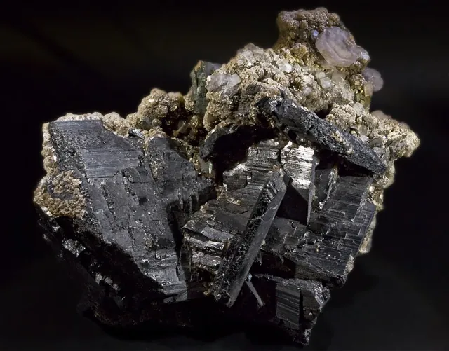Wolframite ((Fe,Mn)WO₄) : minéral de la famille « oxydes et hydroxydes », système monoclinique, dureté 4 à 4,5 (Mohs), couleurs : brun noir, noir