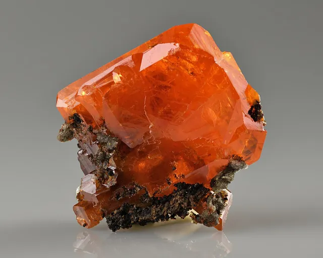 Wulfénite (PbMoO₄) : minéral de la famille « sulfates, chromates, molybdates et tungstates », système quadratique, dureté 2,5 à 3 (Mohs), couleurs : orange, jaune miel, rouge, brun, incolore