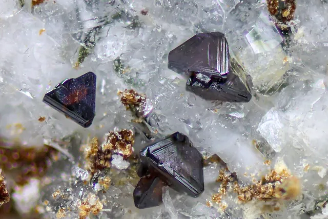 Wurtzite ((Zn,Fe)S) : minéral de la famille « sulfures et sulfosels », système hexagonal, dureté 3,5 à 4 (Mohs), couleurs : brun noir, noir