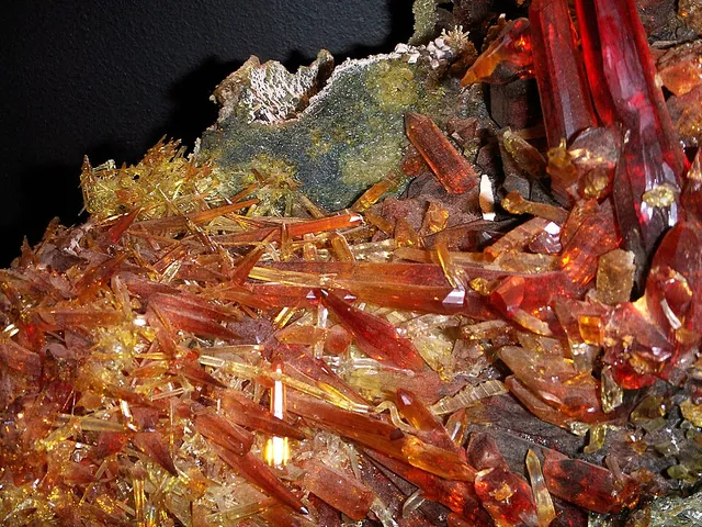 Zincite (ZnO) : minéral de la famille « oxydes et hydroxydes », système hexagonal, dureté 4 (Mohs), couleurs : orange, rouge, jaune