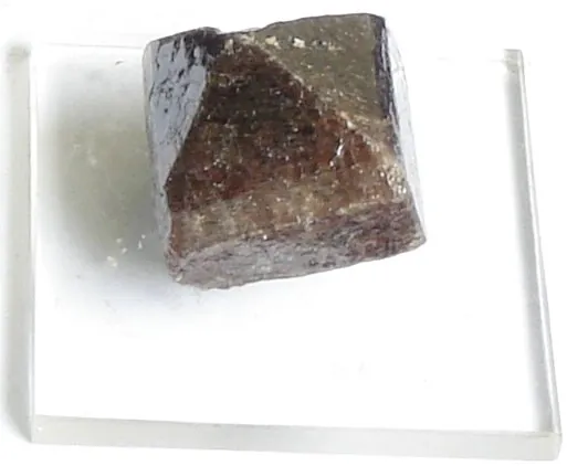 Zircon (ZrSiO₄) : minéral de la famille « silicates (nésosilicates) », système quadratique, dureté 7,5 (Mohs), couleurs : brun, rouge, jaune, incolore, vert, bleu (chauffé)